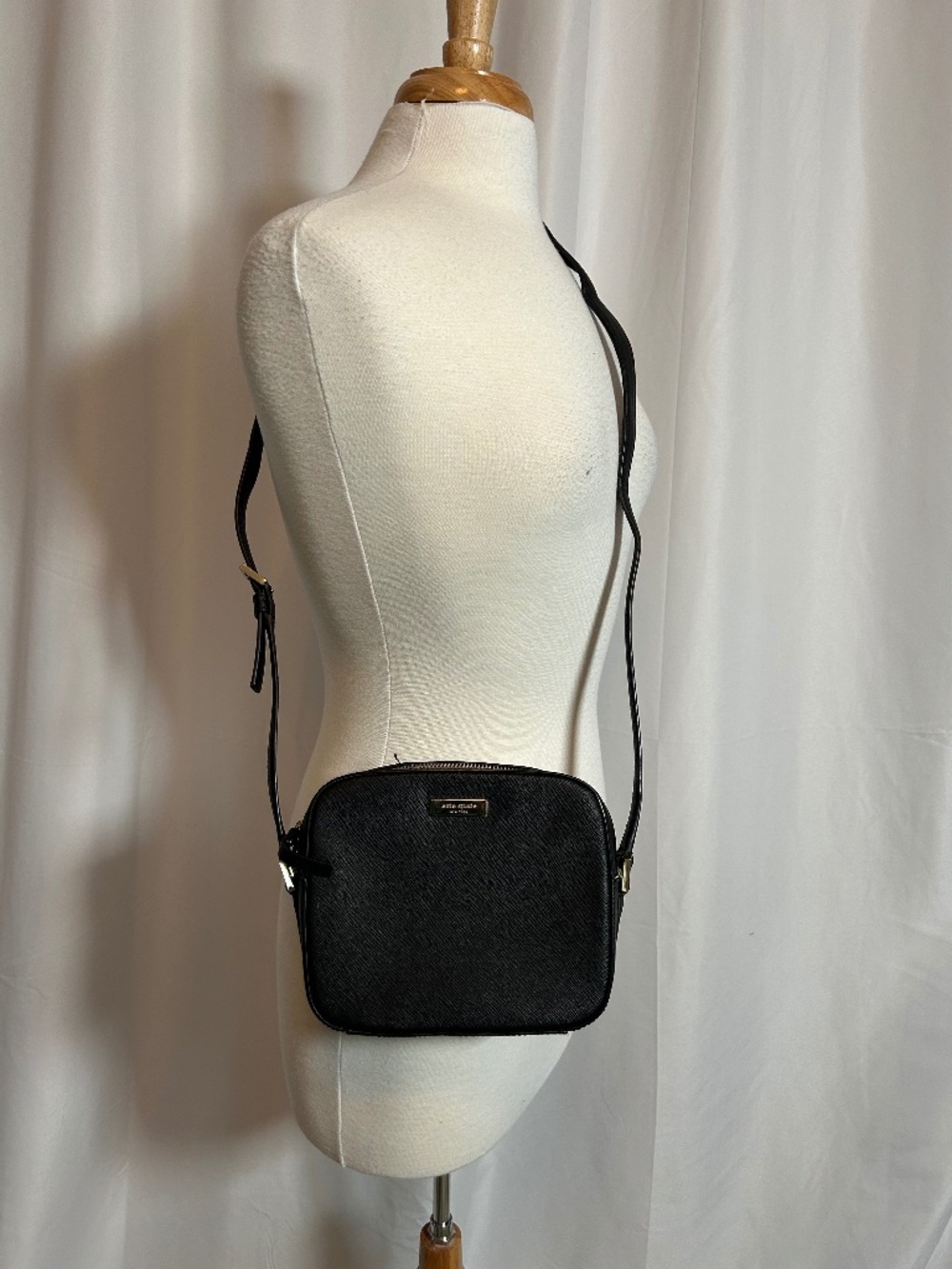 KATE SPADE NEW YORK NEWBURY LANE CAMMIE CROSSBODY BAG IN BLACK SAFFIANO LEATHER